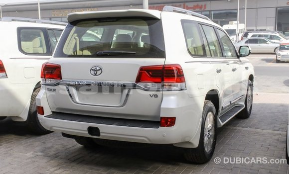 Acheter Import Voiture Toyota Land Cruiser Blanc à Import - Dubai, A'ana Acheter Import Voiture Toyota Land Cruiser Blanc à Import - Dubai, A'ana