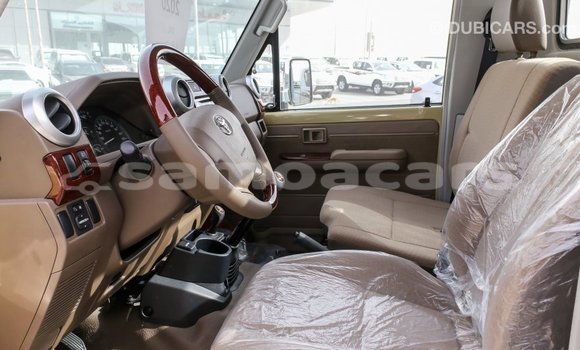 Acheter Import Voiture Toyota Land Cruiser Beige à Import - Dubai, A'ana Acheter Import Voiture Toyota Land Cruiser Beige à Import - Dubai, A'ana