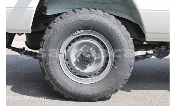 Acheter Import Voiture Toyota Land Cruiser Blanc à Import - Dubai, A'ana Acheter Import Voiture Toyota Land Cruiser Blanc à Import - Dubai, A'ana