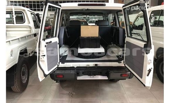 Acheter Import Voiture Toyota Land Cruiser Blanc à Import - Dubai, A'ana Acheter Import Voiture Toyota Land Cruiser Blanc à Import - Dubai, A'ana