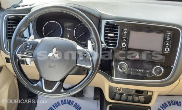 Acheter Import Voiture Mitsubishi Outlander Blanc à Import - Dubai, A'ana Acheter Import Voiture Mitsubishi Outlander Blanc à Import - Dubai, A'ana