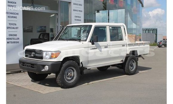 Acheter Import Voiture Toyota Land Cruiser Blanc à Import - Dubai, A'ana Acheter Import Voiture Toyota Land Cruiser Blanc à Import - Dubai, A'ana