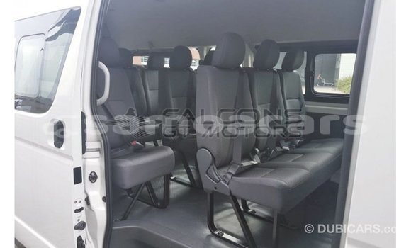 Acheter Import Voiture Toyota Hiace Blanc à Import - Dubai, A'ana Acheter Import Voiture Toyota Hiace Blanc à Import - Dubai, A'ana