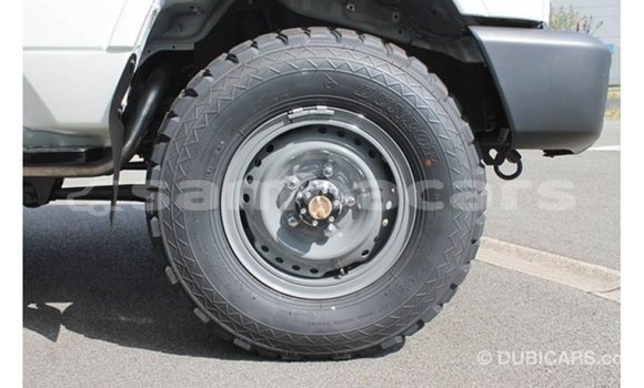 Acheter Import Voiture Toyota Land Cruiser Blanc à Import - Dubai, A'ana Acheter Import Voiture Toyota Land Cruiser Blanc à Import - Dubai, A'ana