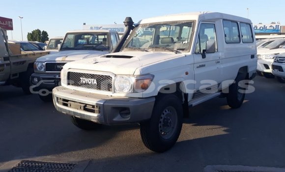 Acheter Import Voiture Toyota Land Cruiser Blanc à Import - Dubai, A'ana Acheter Import Voiture Toyota Land Cruiser Blanc à Import - Dubai, A'ana