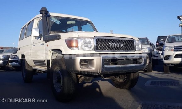 Acheter Import Voiture Toyota Land Cruiser Blanc à Import - Dubai, A'ana Acheter Import Voiture Toyota Land Cruiser Blanc à Import - Dubai, A'ana