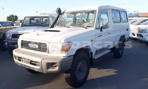 Acheter Import Voiture Toyota Land Cruiser Blanc à Import - Dubai, A'ana Acheter Import Voiture Toyota Land Cruiser Blanc à Import - Dubai, A'ana