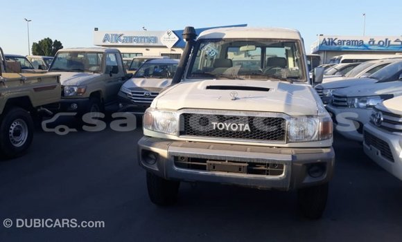 Acheter Import Voiture Toyota Land Cruiser Blanc à Import - Dubai, A'ana Acheter Import Voiture Toyota Land Cruiser Blanc à Import - Dubai, A'ana