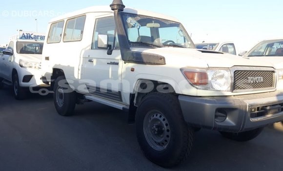 Acheter Import Voiture Toyota Land Cruiser Blanc à Import - Dubai, A'ana Acheter Import Voiture Toyota Land Cruiser Blanc à Import - Dubai, A'ana