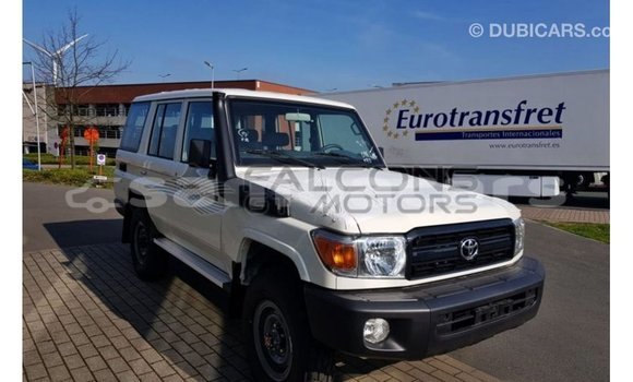 Acheter Import Voiture Toyota Land Cruiser Blanc à Import - Dubai, A'ana Acheter Import Voiture Toyota Land Cruiser Blanc à Import - Dubai, A'ana