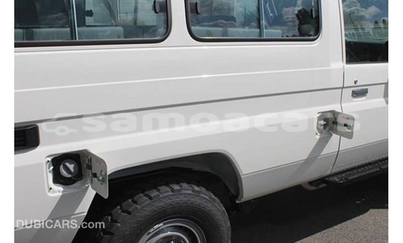 Acheter Import Voiture Toyota Land Cruiser Blanc à Import - Dubai, A'ana Acheter Import Voiture Toyota Land Cruiser Blanc à Import - Dubai, A'ana