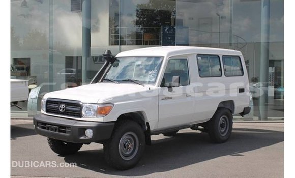 Acheter Import Voiture Toyota Land Cruiser Blanc à Import - Dubai, A'ana Acheter Import Voiture Toyota Land Cruiser Blanc à Import - Dubai, A'ana