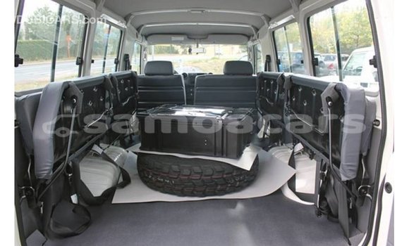 Acheter Import Voiture Toyota Land Cruiser Blanc à Import - Dubai, A'ana Acheter Import Voiture Toyota Land Cruiser Blanc à Import - Dubai, A'ana