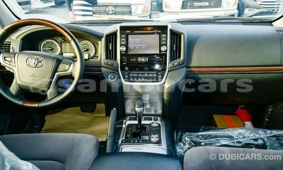 Acheter Import Voiture Toyota Land Cruiser Blanc à Import - Dubai, A'ana Acheter Import Voiture Toyota Land Cruiser Blanc à Import - Dubai, A'ana