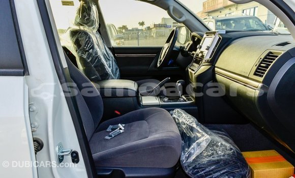 Acheter Import Voiture Toyota Land Cruiser Blanc à Import - Dubai, A'ana Acheter Import Voiture Toyota Land Cruiser Blanc à Import - Dubai, A'ana