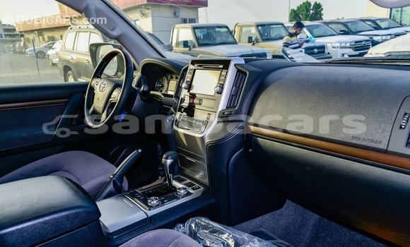 Acheter Import Voiture Toyota Land Cruiser Blanc à Import - Dubai, A'ana Acheter Import Voiture Toyota Land Cruiser Blanc à Import - Dubai, A'ana