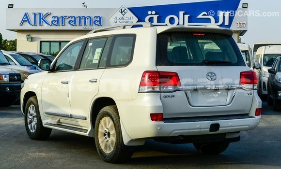 Acheter Import Voiture Toyota Land Cruiser Blanc à Import - Dubai, A'ana Acheter Import Voiture Toyota Land Cruiser Blanc à Import - Dubai, A'ana