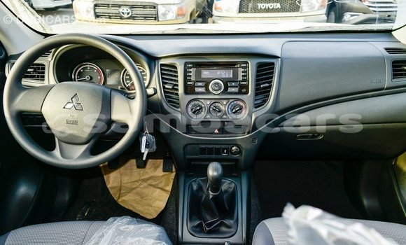 Acheter Import Voiture Mitsubishi L200 Blanc à Import - Dubai, A'ana Acheter Import Voiture Mitsubishi L200 Blanc à Import - Dubai, A'ana