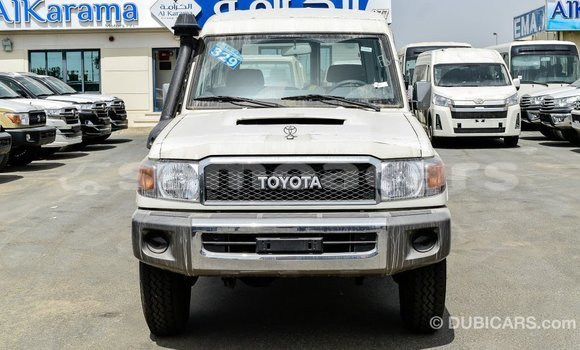 Acheter Import Voiture Toyota Land Cruiser Blanc à Import - Dubai, A'ana Acheter Import Voiture Toyota Land Cruiser Blanc à Import - Dubai, A'ana