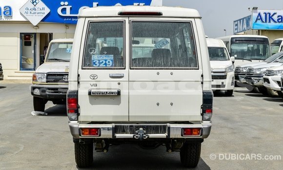 Acheter Import Voiture Toyota Land Cruiser Blanc à Import - Dubai, A'ana Acheter Import Voiture Toyota Land Cruiser Blanc à Import - Dubai, A'ana