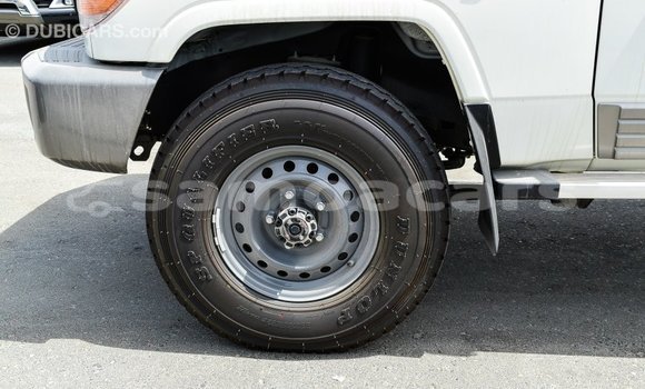 Acheter Import Voiture Toyota Land Cruiser Blanc à Import - Dubai, A'ana Acheter Import Voiture Toyota Land Cruiser Blanc à Import - Dubai, A'ana
