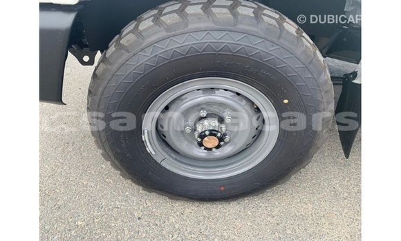 Acheter Import Voiture Toyota Land Cruiser Blanc à Import - Dubai, A'ana Acheter Import Voiture Toyota Land Cruiser Blanc à Import - Dubai, A'ana