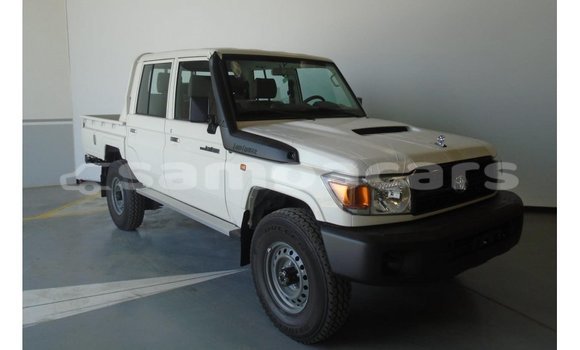 Acheter Import Voiture Toyota Land Cruiser Blanc à Import - Dubai, A'ana Acheter Import Voiture Toyota Land Cruiser Blanc à Import - Dubai, A'ana