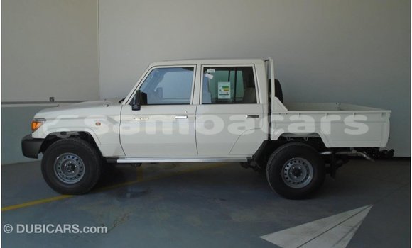 Acheter Import Voiture Toyota Land Cruiser Blanc à Import - Dubai, A'ana Acheter Import Voiture Toyota Land Cruiser Blanc à Import - Dubai, A'ana