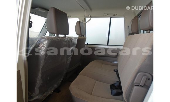 Acheter Import Voiture Toyota Land Cruiser Blanc à Import - Dubai, A'ana Acheter Import Voiture Toyota Land Cruiser Blanc à Import - Dubai, A'ana