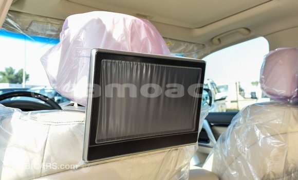 Acheter Import Voiture Toyota Land Cruiser Blanc à Import - Dubai, A'ana Acheter Import Voiture Toyota Land Cruiser Blanc à Import - Dubai, A'ana