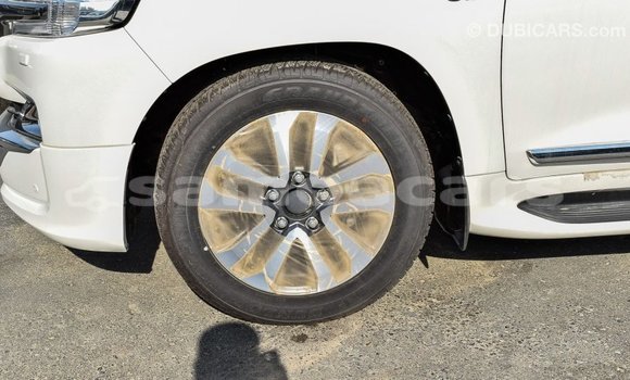 Acheter Import Voiture Toyota Land Cruiser Blanc à Import - Dubai, A'ana Acheter Import Voiture Toyota Land Cruiser Blanc à Import - Dubai, A'ana