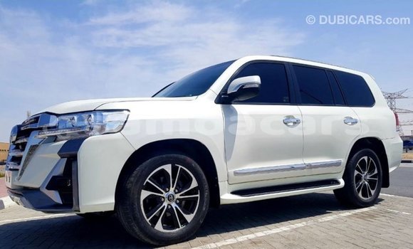 Acheter Import Voiture Toyota Land Cruiser Blanc à Import - Dubai, A'ana Acheter Import Voiture Toyota Land Cruiser Blanc à Import - Dubai, A'ana