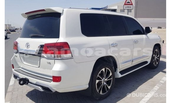 Acheter Import Voiture Toyota Land Cruiser Blanc à Import - Dubai, A'ana Acheter Import Voiture Toyota Land Cruiser Blanc à Import - Dubai, A'ana
