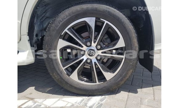 Acheter Import Voiture Toyota Land Cruiser Blanc à Import - Dubai, A'ana Acheter Import Voiture Toyota Land Cruiser Blanc à Import - Dubai, A'ana