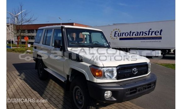 Acheter Import Voiture Toyota Land Cruiser Blanc à Import - Dubai, A'ana Acheter Import Voiture Toyota Land Cruiser Blanc à Import - Dubai, A'ana