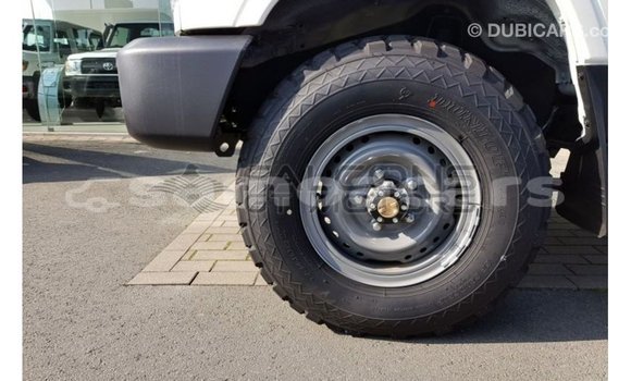 Acheter Import Voiture Toyota Land Cruiser Blanc à Import - Dubai, A'ana Acheter Import Voiture Toyota Land Cruiser Blanc à Import - Dubai, A'ana