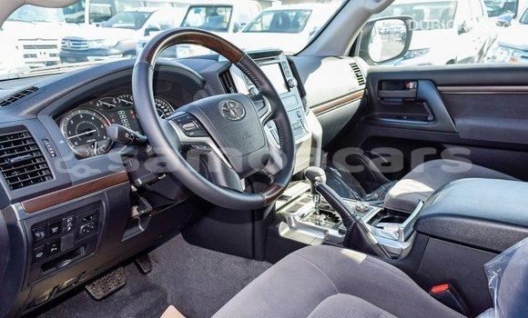 Buy Import Toyota Land Cruiser White Car in Import - Dubai in A'ana Buy Import Toyota Land Cruiser White Car in Import - Dubai in A'ana