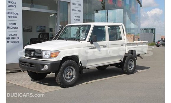 Acheter Import Voiture Toyota Land Cruiser Blanc à Import - Dubai, A'ana Acheter Import Voiture Toyota Land Cruiser Blanc à Import - Dubai, A'ana