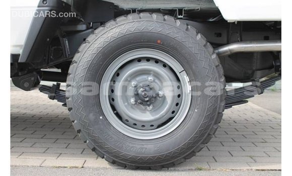 Acheter Import Voiture Toyota Land Cruiser Blanc à Import - Dubai, A'ana Acheter Import Voiture Toyota Land Cruiser Blanc à Import - Dubai, A'ana