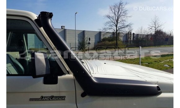 Acheter Import Voiture Toyota Land Cruiser Blanc à Import - Dubai, A'ana Acheter Import Voiture Toyota Land Cruiser Blanc à Import - Dubai, A'ana