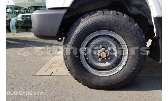 Acheter Import Voiture Toyota Land Cruiser Blanc à Import - Dubai, A'ana Acheter Import Voiture Toyota Land Cruiser Blanc à Import - Dubai, A'ana