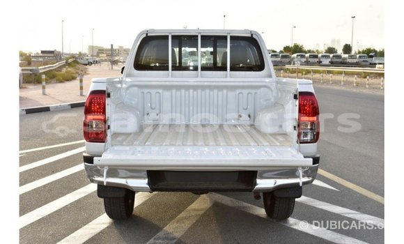 Acheter Import Voiture Toyota Hilux Blanc à Import - Dubai, A'ana Acheter Import Voiture Toyota Hilux Blanc à Import - Dubai, A'ana