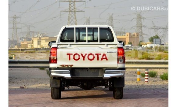 Acheter Import Voiture Toyota Hilux Blanc à Import - Dubai, A'ana Acheter Import Voiture Toyota Hilux Blanc à Import - Dubai, A'ana