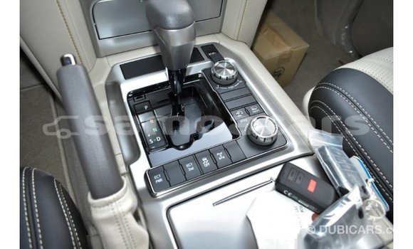 Acheter Import Voiture Toyota Land Cruiser Blanc à Import - Dubai, A'ana Acheter Import Voiture Toyota Land Cruiser Blanc à Import - Dubai, A'ana