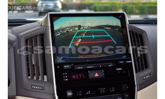 Acheter Import Voiture Toyota Land Cruiser Blanc à Import - Dubai, A'ana Acheter Import Voiture Toyota Land Cruiser Blanc à Import - Dubai, A'ana