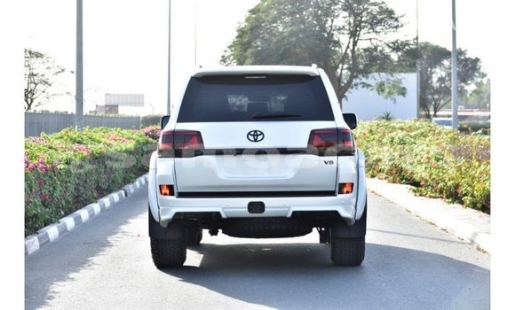 Acheter Import Voiture Toyota Land Cruiser Blanc à Import - Dubai, A'ana Acheter Import Voiture Toyota Land Cruiser Blanc à Import - Dubai, A'ana