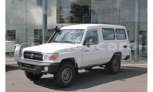 Acheter Import Voiture Toyota Land Cruiser Blanc à Import - Dubai, A'ana Acheter Import Voiture Toyota Land Cruiser Blanc à Import - Dubai, A'ana