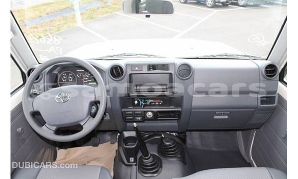 Acheter Import Voiture Toyota Land Cruiser Blanc à Import - Dubai, A'ana Acheter Import Voiture Toyota Land Cruiser Blanc à Import - Dubai, A'ana