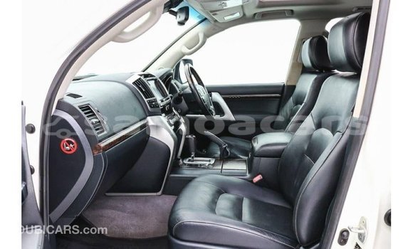 Buy Import Toyota Land Cruiser White Car in Import - Dubai in A'ana Buy Import Toyota Land Cruiser White Car in Import - Dubai in A'ana