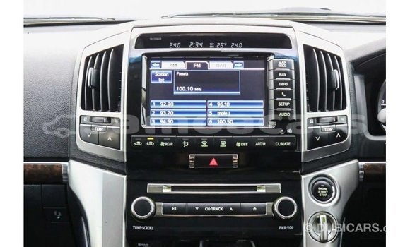 Buy Import Toyota Land Cruiser White Car in Import - Dubai in A'ana Buy Import Toyota Land Cruiser White Car in Import - Dubai in A'ana